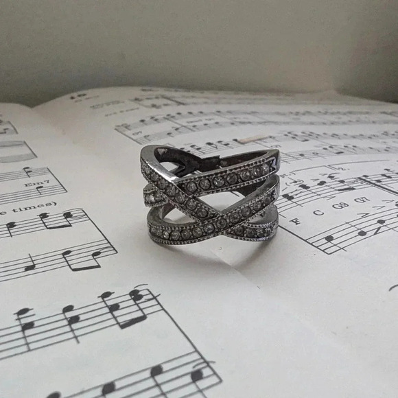 Elegant Silver-Tone Crystal Ring Criss Cross Design Size 7 - Picture 6 of 8
